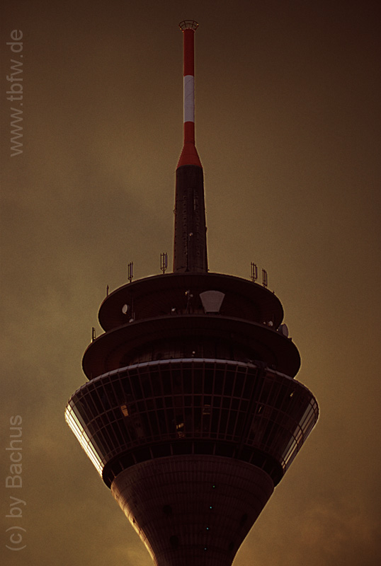 Die neue Spitze des D�sseldorfer Rheinturms
